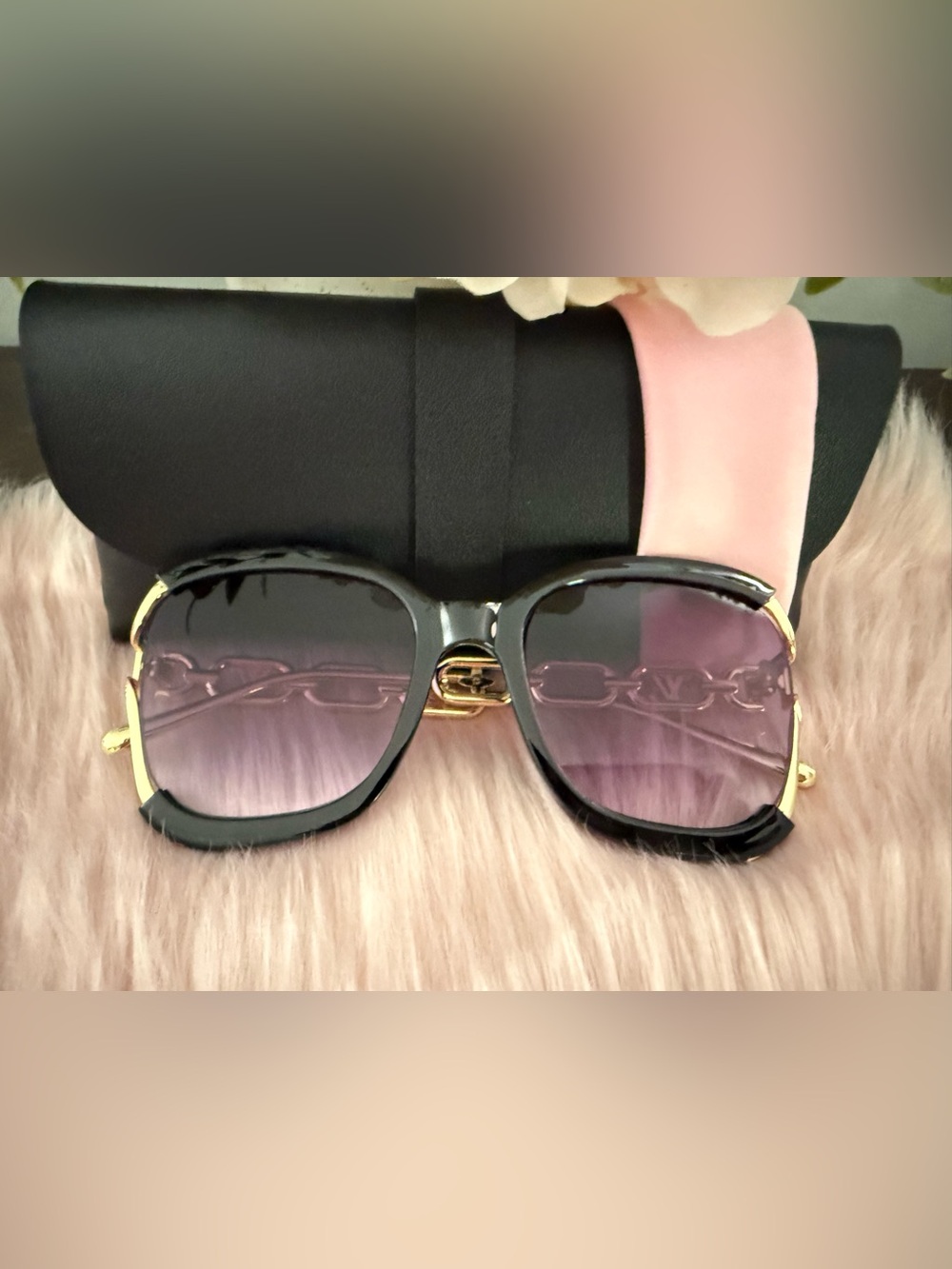 Black Frame Sunglasses whit gold